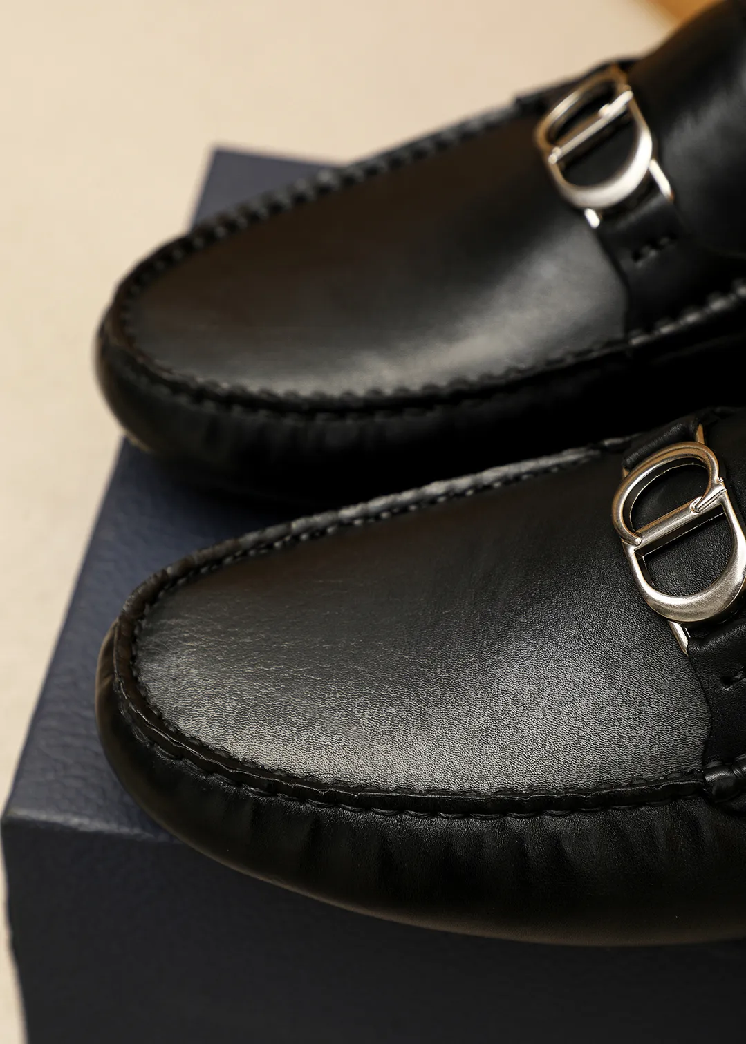 Men's shoes 💰420 💐 Product trademark: Dior "Dior" Doudou shoes Regular size: 38-44 (45🉑️customized) Product materials: Selected Italian imported first-layer calfskin upper + luxury hardware buckle, imported water-dyed sheep 🐑 leather lining. Strong three-dimensional visual effect, original outsole color: 3⃣️colors🉑️select